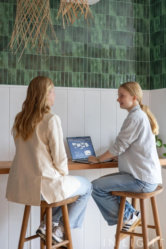 Elyn in gesprek aan een laptop