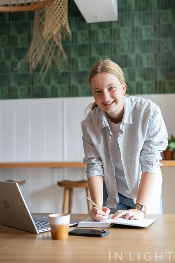 Elyn werkt aan een plan aan tafel