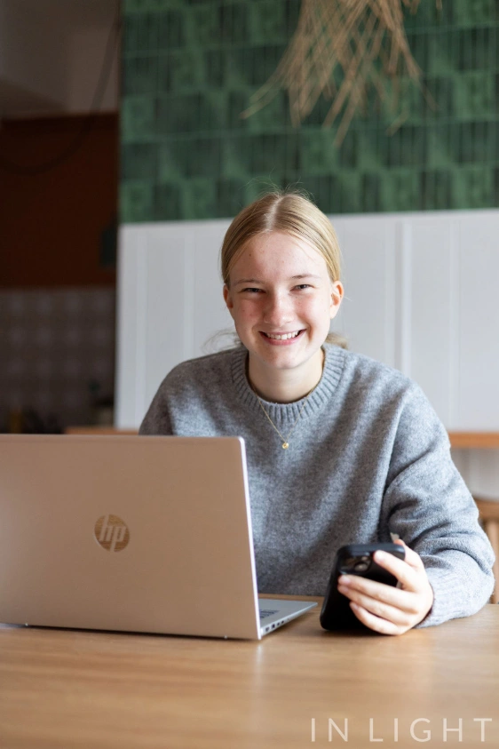 Elyn van Elyvate aan het werk met haar laptop